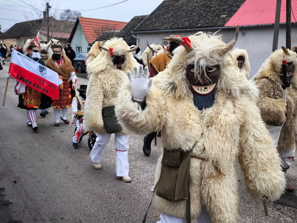 Busók a Kóló téren
