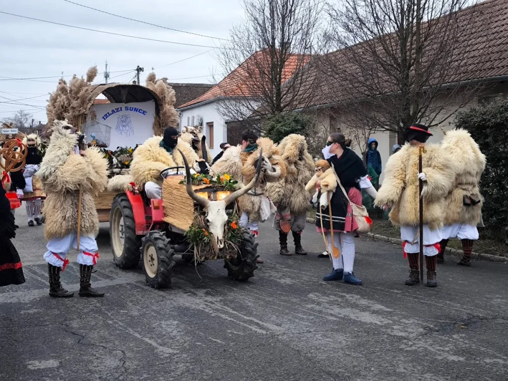 Busók a Kóló téren