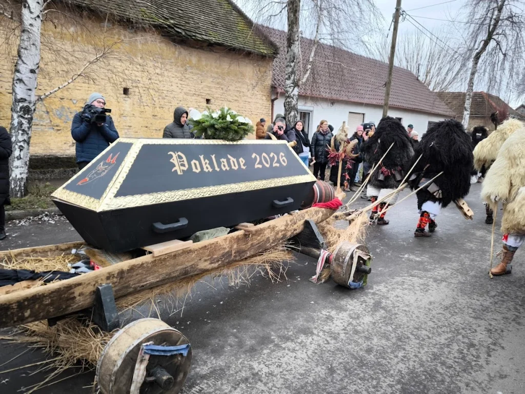 A telet jelképező koporsó a busó felvonuláson