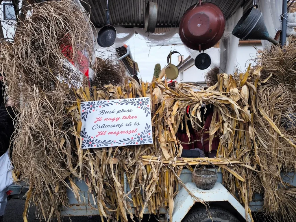 Feldíszített traktor a busó felvonuláson