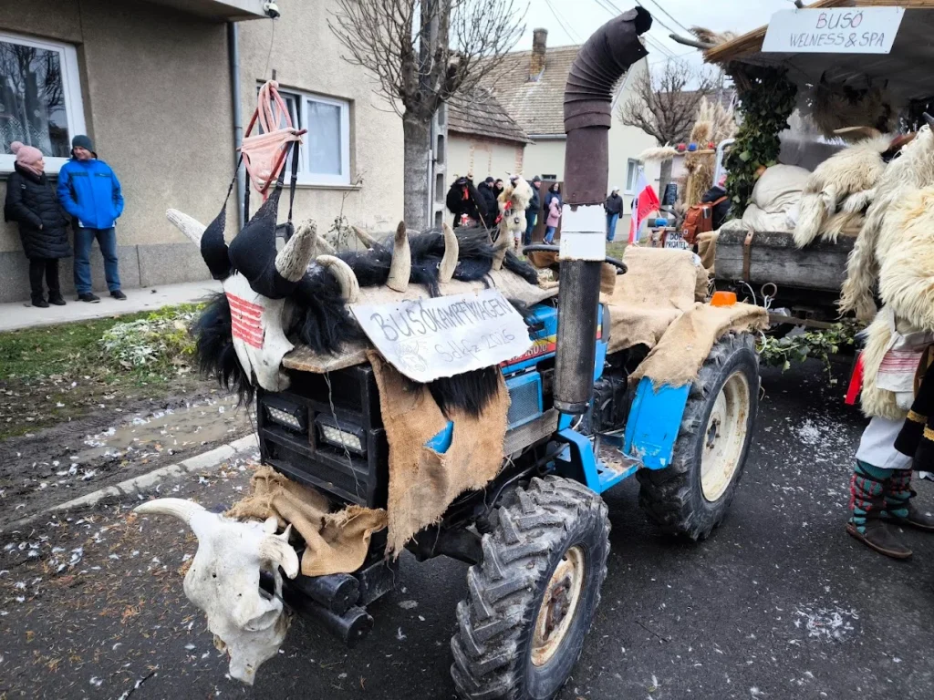 Feldíszített traktor a busó felvonuláson