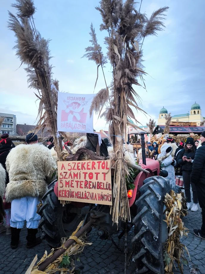 Feldíszített traktor a busó felvonuláson